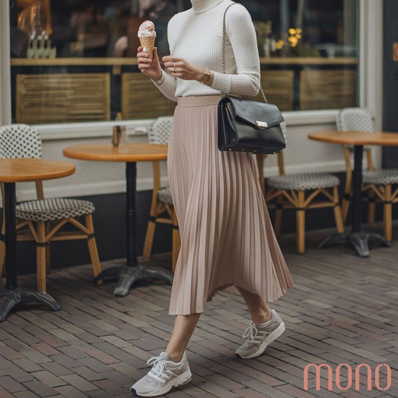 استایل خیابانی با کتونی کرم و دامن